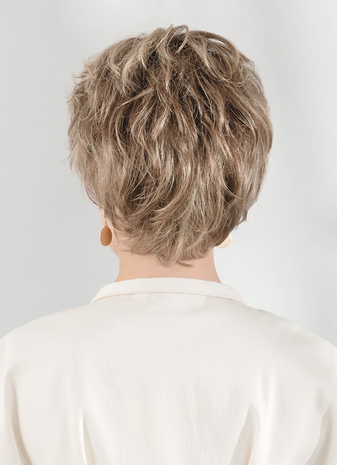 Charme | The longer and fuller layers on the top are balanced with the short nape length.