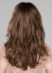 Smoothness at the root transitions to loose curls at the ends