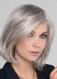 Tempo 100 Deluxe Wig by Ellen Wille | A classic bob shape with textured ends, a longer side bang and face-framing layers