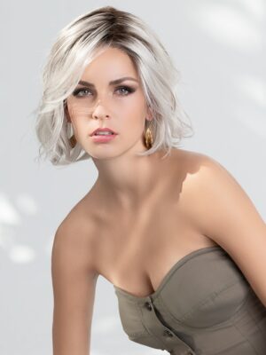 Esprit | The impeccable ear to ear extended lace front offers you confidence in a seamless, natural hairline.